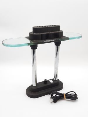 une table en verre avec un piètement noir et un plateau en verre