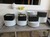 de nombreuses assiettes empilées sur une table dans la cuisine
