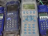 de nombreux téléphones portables qui prennent la poussière sur une étagère