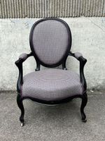 Fauteuil cabriolet en bois noirci à dossier médaillon, pieds…