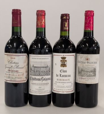 trois bouteilles de vin rouge sont alignées sur une table