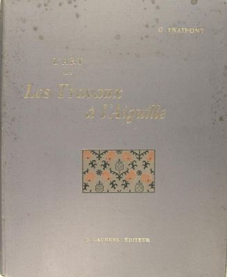 un livre posé sur une table devant une fenêtre