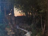 un tableau représentant un ruisseau traversant une zone boisée