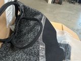 un sac posé sur une boîte en carton