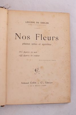 un livre ouvert sur lequel est posée l'image d'un oiseau