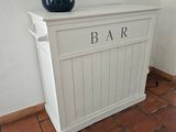 un vase noir posé sur un meuble blanc