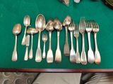 beaucoup de cuillères en argent et de cuillères à soupe sur une table