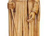 statue en bois représentant un homme muni d'un bâton et portant un chapeau