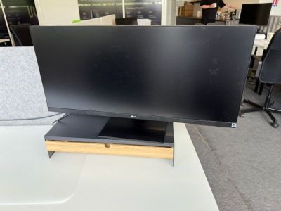une photo d'un téléviseur à écran plat posé sur une table