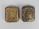 paire de boutons plaqués or ornés d'un blason et d'un emblème
