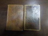 deux vieux livres posés sur une table en bois