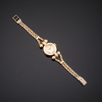 une montre-bracelet pour femme en or avec cadran en nacre