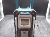 une petite radio posée sur une table