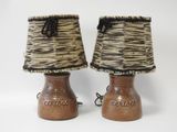 une paire de lampes de table en céramique avec des abat-jours marron et noirs