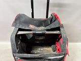 une image représentant un sac rouge et noir muni d'une poignée