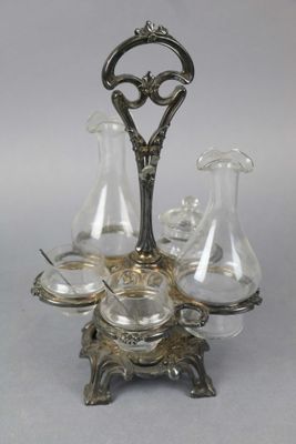 un plateau en argent sur lequel est posé un vase en verre