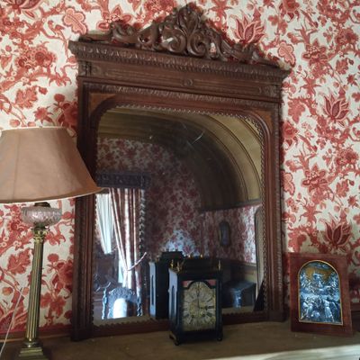 un miroir et une lampe posés sur une cheminée dans une pièce
