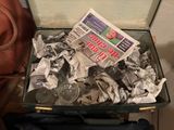 une valise remplie de journaux et de papiers par terre