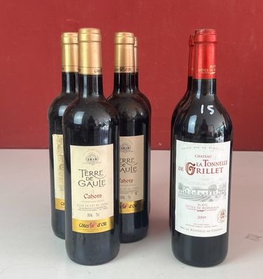 plusieurs bouteilles de vin sont alignées sur un comptoir