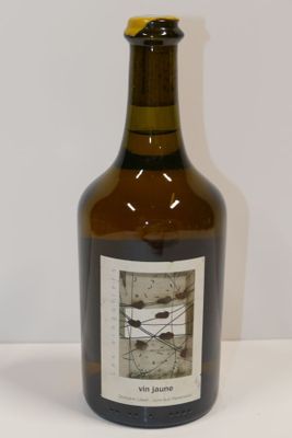 une bouteille de vin posée sur une table