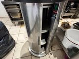 une image d'une cuisine avec une cuisinière et une poubelle