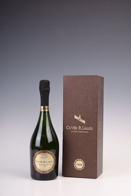 la bouteille de champagne est à côté de la boîte sur la table