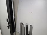 une photo d'une pièce où se trouvent de nombreux tuyaux