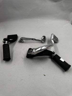 un grand nombre d'outils posés sur la table