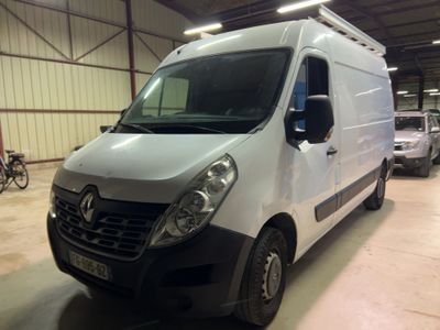 une camionnette blanche garée à l'intérieur d'un bâtiment