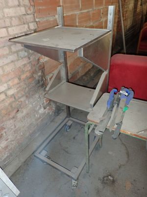 une image représentant une table et une chaise dans une pièce
