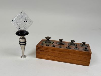 un bouchon de bouteille et un bouchon de bouteille posés sur une table