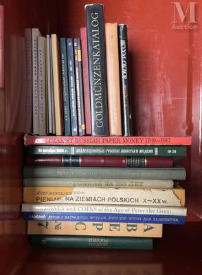 de nombreux livres empilés les uns sur les autres sur une étagère