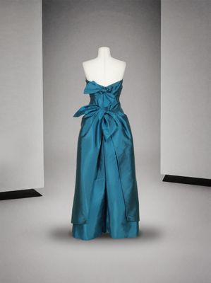 une image d'une robe sur un mannequin mannequin mannequin mannequin mannequin mannequin mannequin mannequin mann