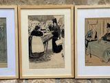 trois photos encadrées représentant des personnes assises à une table devant un mur de pierre