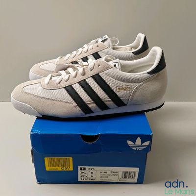baskets adidas blanches et noires dans une boîte bleue