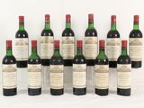 plusieurs bouteilles de vin sont alignées sur une table