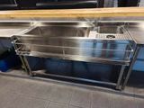 un évier en acier inoxydable au milieu d'une cuisine