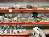de nombreuses assiettes et bols sur les étagères du magasin