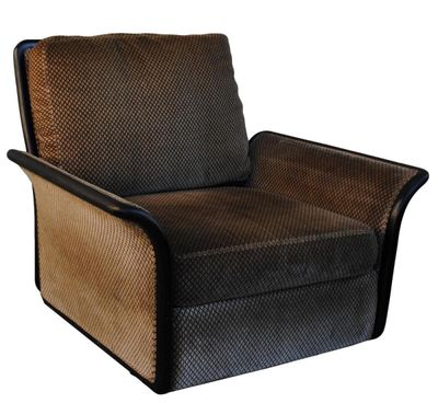 fauteuil inclinable marron et noir sur fond blanc, avec une structure noire