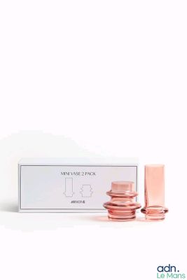l'image d'un flacon de parfum posé à côté d'une boîte