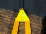 un chariot élévateur jaune posé sur un plancher en bois