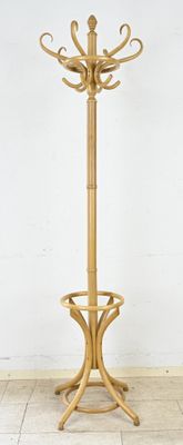un porte-manteau doré muni d'une tringle