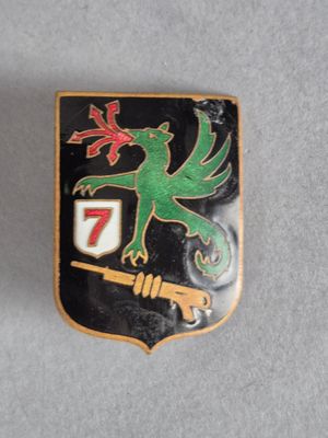 une photo d'un insigne sur lequel figure un dragon