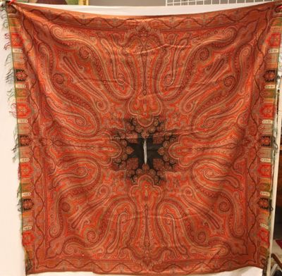 Châle en soie à motifs cachemire.