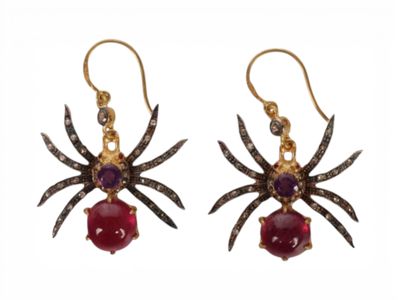 une paire de boucles d'oreilles en forme d'araignée ornées de grenats