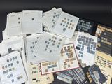 de nombreux types de timbres différents posés sur une table noire
