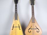 deux mandolines en bois posées l'une à côté de l'autre sur une surface blanche