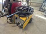une machine posée sur le sol dans le garage