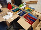 un tas de cartons et d'autres objets posés par terre