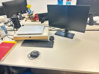 un bureau équipé de deux écrans et d'un clavier